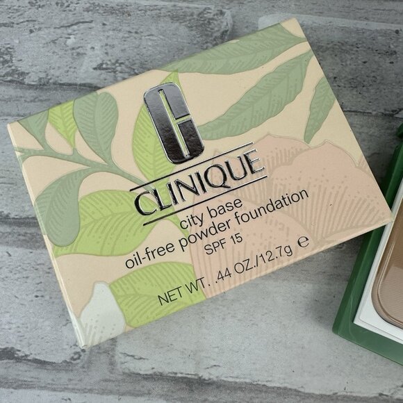 Clinique 12.7g City Base Oil-Free Powder Foundation SPF 05 Neutral NEW - Picture 2 of 4